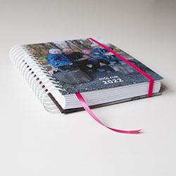 kroužkový denní diář s potahovanými deskami