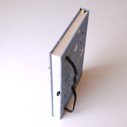 Zlatá ořízka, barva je nanesena pouze na horní hranu bloku