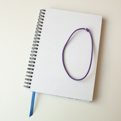 Volná kulatá guma sejmutá z diáře