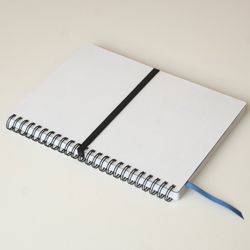 Detail volné vodorovné ploché gumy mezi očky vazby